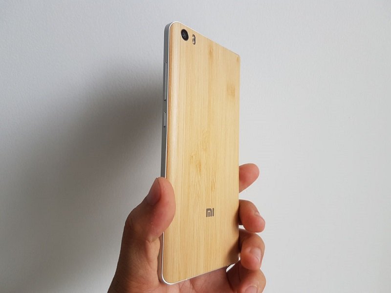 Xiaomi Mi Note có kích thước 155.1 x 77.6 x 7 mm và nặng 161 g