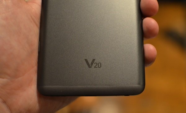 Mặt sau máy nổi bật với logo V20