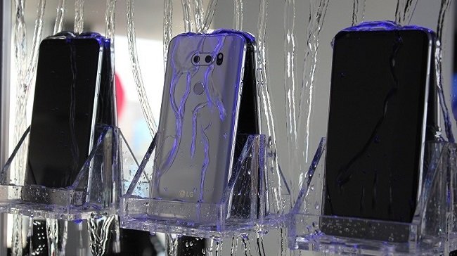 LG V30 cũng hỗ trợ chống nước, bụi