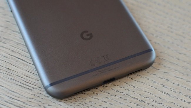 Mặt lưng Google Pixel XL nổi bật với logo Google