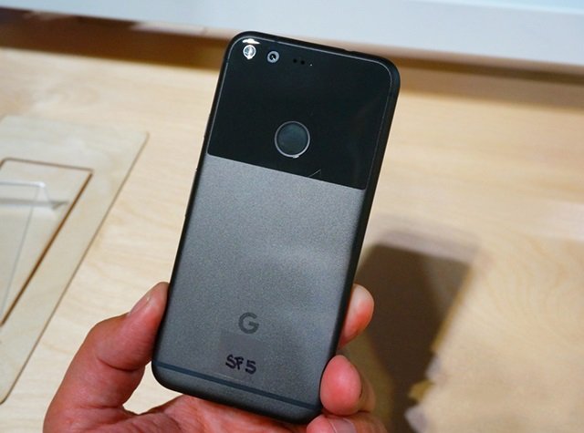 Mặt lưng Google Pixel nổi bật với 2 màu khác nhau