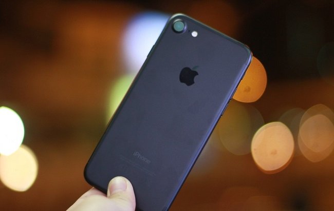 Màu đen bóng tạo vẻ đẹp bí ẩn cho iPhone 7 cũ like new