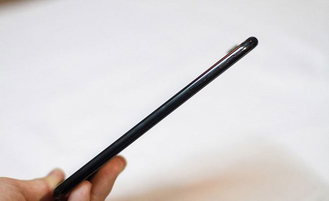 Cạnh trái iPhone 7 Plus xách tay là phím tăng giảm âm lượng