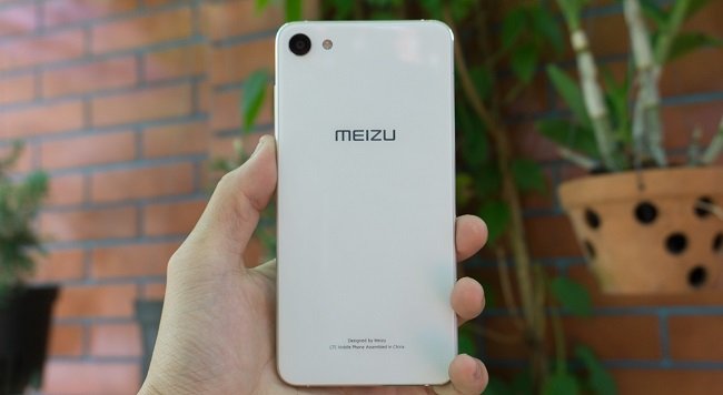 Mặt sau Meizu U10 là camera 13MP đèn Flash và logo hãng nổi bật