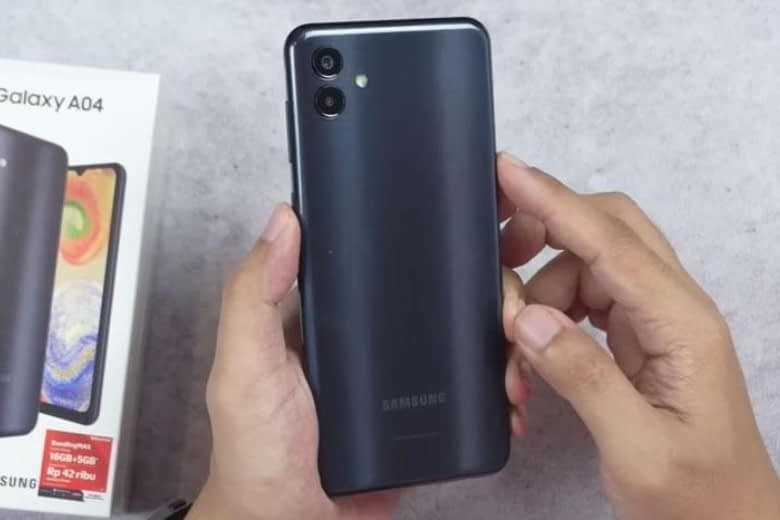 Samsung Galaxy A04 thiết kế năng động với màu đen cá tính
