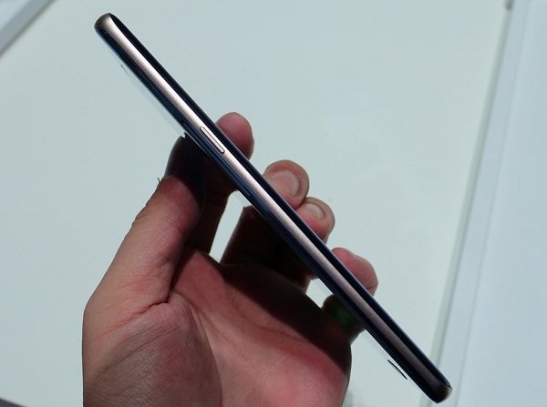 Note 7 có kích thước 153.5 x 73.9 x 7.9 mm và nặng 169 g