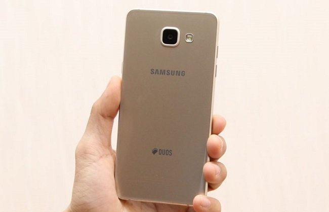 Mặt lưng Samsung Galaxy A5 2016 được thiết kế nguyên khối