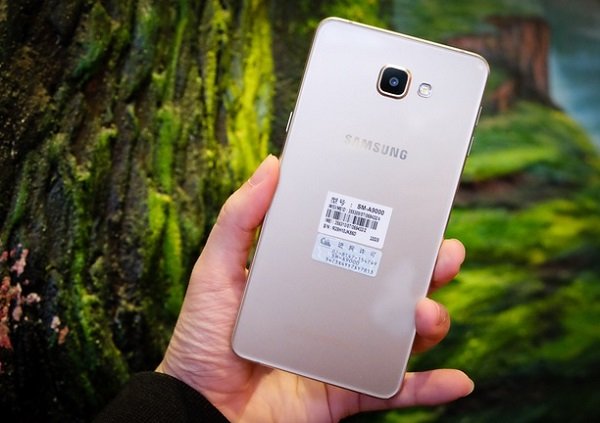 Mặt sau Samsung Galaxy A9 nổi bật với cụm camera và logo Samsung