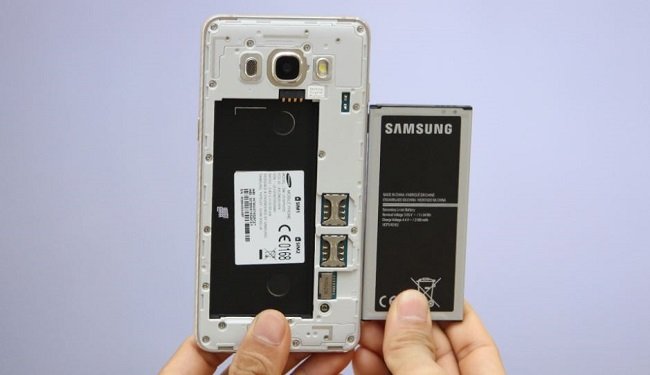 Nắp lưng Samsung Galaxy J5 2016 có thể tháo rời 