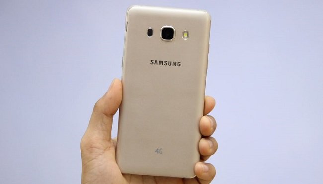 Mặt lưng Samsung Galaxy J5 2016 được làm bằng chất liệu nhựa bo cong tạo cảm giác cầm nắm thoải mái và ôm tay