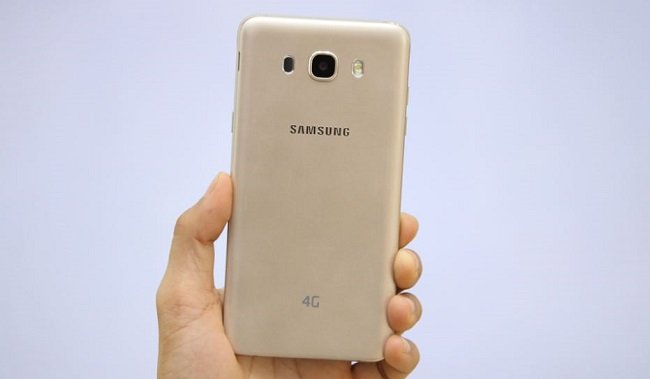Mặt lưng Samsung Galaxy J7 2016 được làm bằng nhựa phây xước giả kim loại khá đẹp