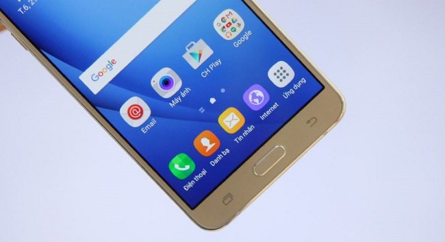 Mặt trước Samsung Galaxy J7 2016 là nút Home vật lý và 2 phím ảo điều hướng quen thuộc  