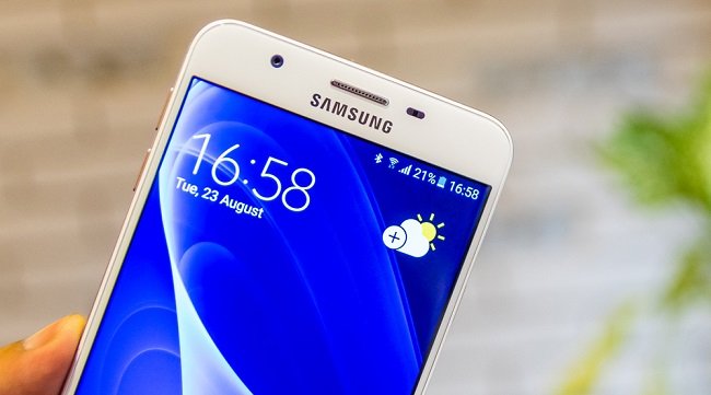Samsung Galaxy J7 Prime sử dụng tấm nên TFT chứ không phải AMOLED quen thuộc