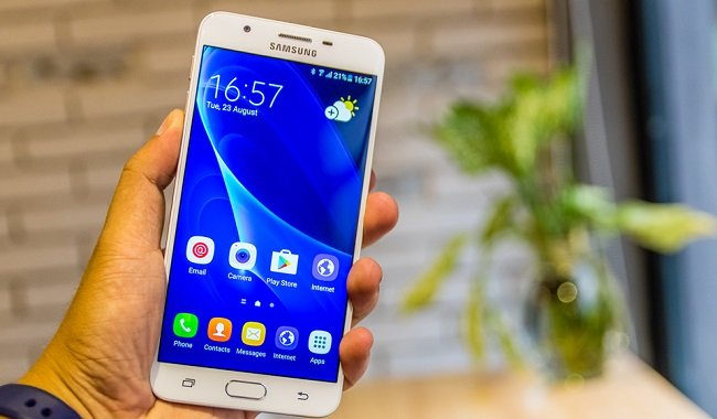 Các góc cạnh Samsung Galaxy J7 Prime được bo cong tạo cảm giác thoải mái khi sử dụng