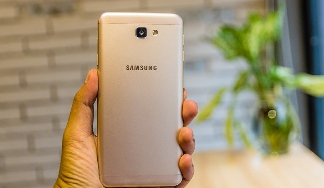 Mặt lưng Samsung Galaxy J7 Prime được làm bằng kim loại khi sờ vào tạo cảm giác mát tay và đắc biệt giúp hạn chế bám vân tay