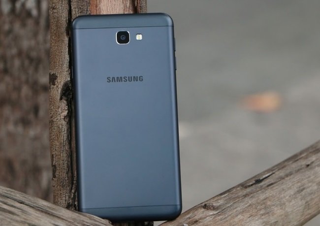 Mặt lưng của Samsung Galaxy J7 Prime nổi bật với cụm camera có thiết kế không lồi