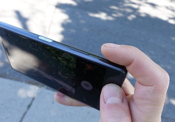 Sony Xperia X Performance có nút bấm hỗ trợ chụp ảnh dễ dàng như máy ảnh