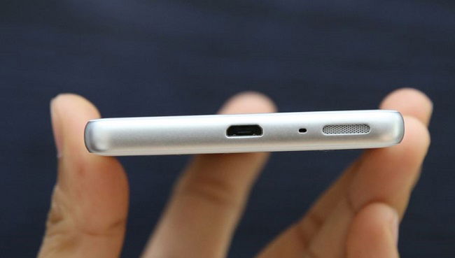 Cạnh dưới Sony Xperia XA Cũ là cổng microUSB và loa ngoài