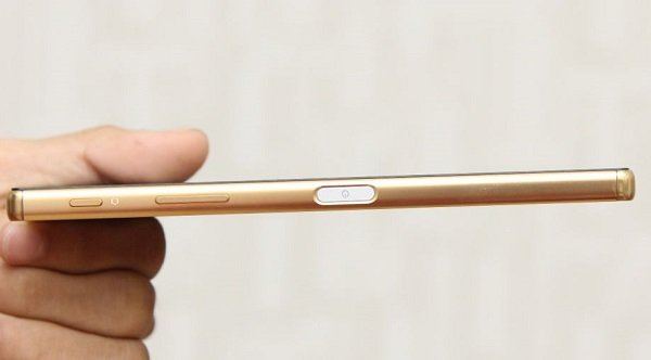 Cạnh phải điện thoại Sony Xperia Z5 Premium nổi bật với nút nguồn được trang bị cảm biến vân tay