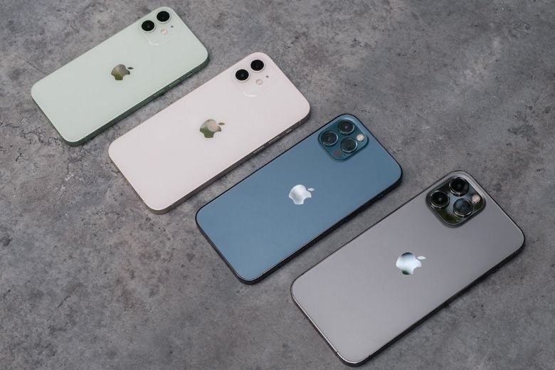 4 chiếc iphone 12 series bên cạnh nhau