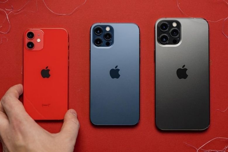 iPhone 12 Mini bên cạnh iPhone 12 Pro và iPhone 12 Pro Max