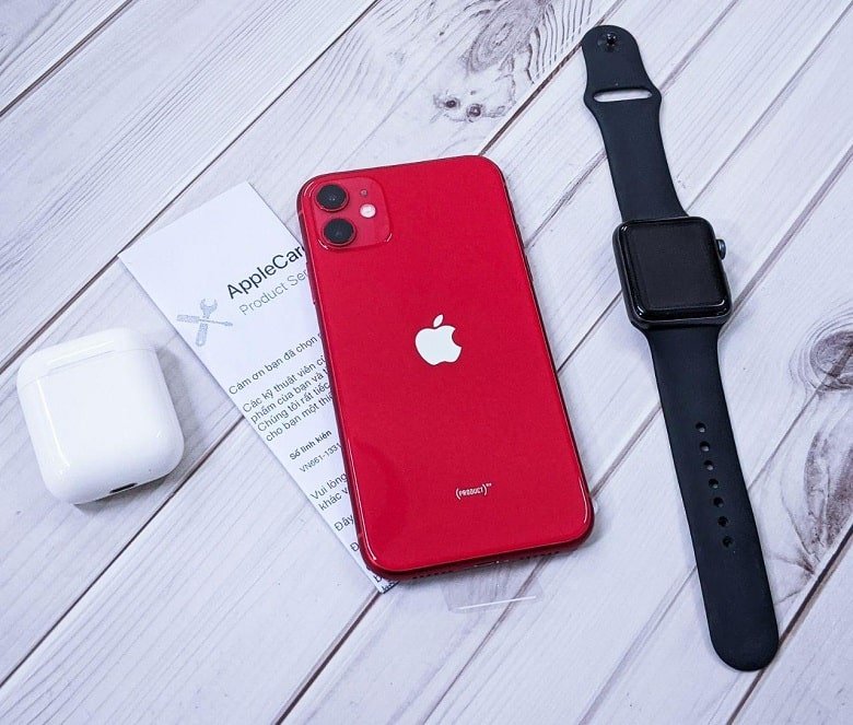 iphone 11 vna màu đỏ bên cạnh apple watch series 5
