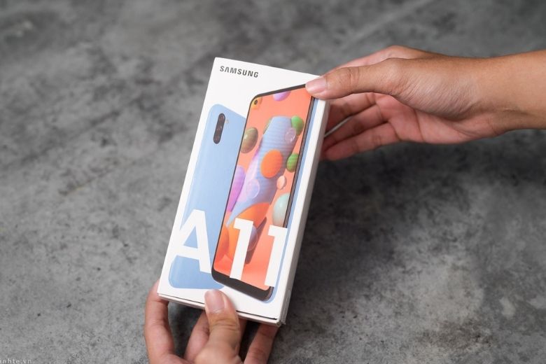 trên tay samsung galaxy a11 chính hãng