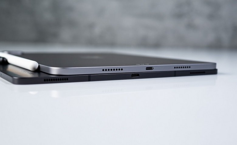 cạnh dưới iPad Pro 11 inch M2 và Galaxy Tab S8 Ultra