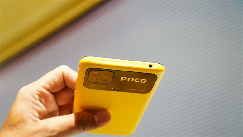 Cạnh trên Poco C40