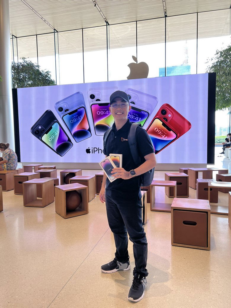 Nhân viên Viettablet check - in tại Apple Store