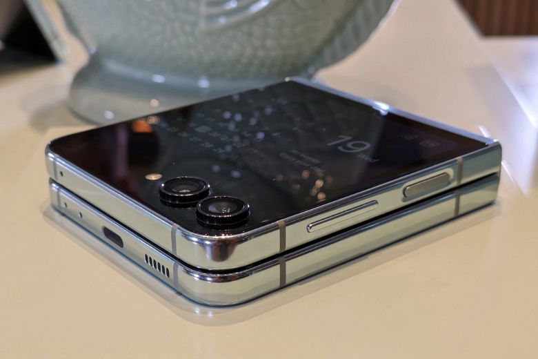 Phần cơ chế bản lề giọt nước tăng thêm tính nhỏ gọn cho Galaxy Z Flip5