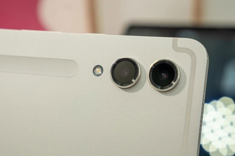 Cụm camera với hai cảm biến nằm riêng biệt trên Galaxy Tab S9 Plus