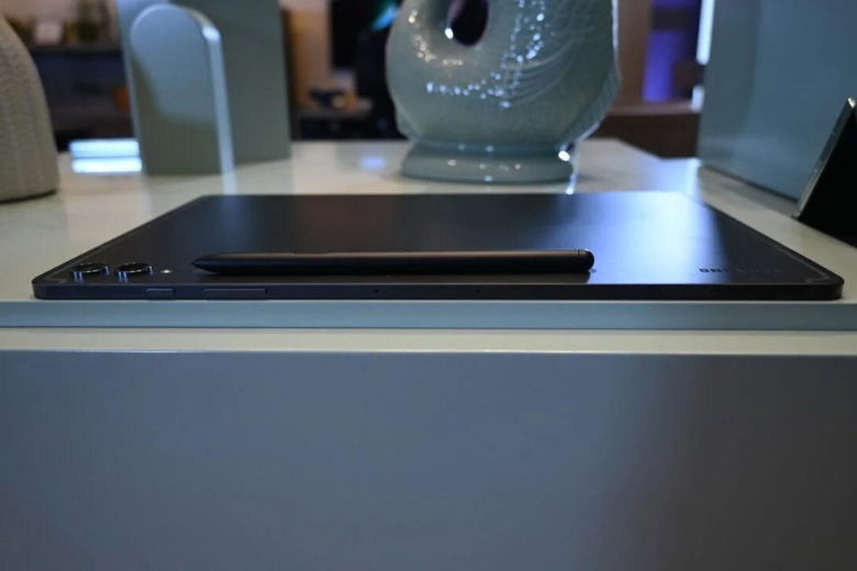 Man hình tuyệt đẹp đi kèm sự mỏng nhẹ khiến Galaxy Tab S9 Plus trở thành công cụ giải trí hàng đầu 