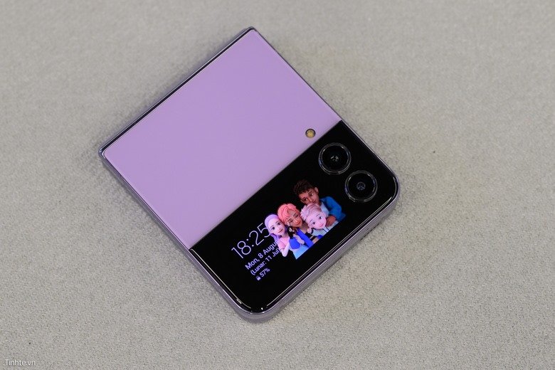 Galaxy Z Flip4 màn hình phụ đẹp
