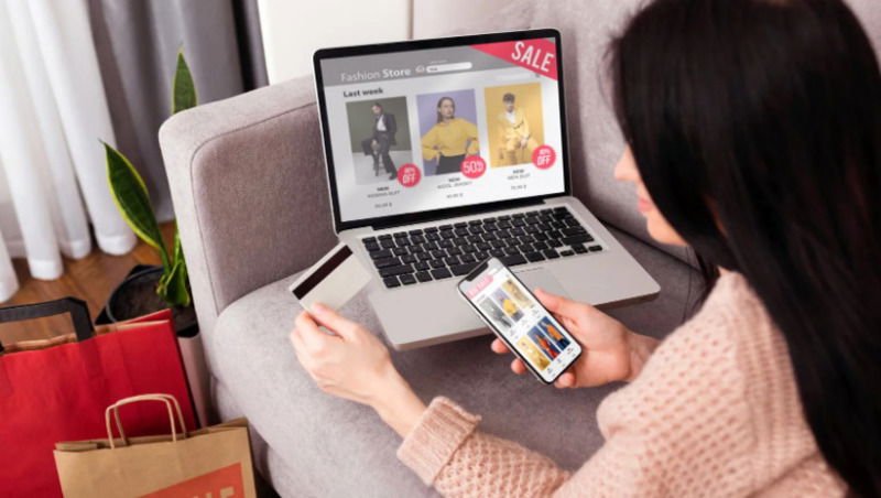 Người tiêu dùng mua sắm online