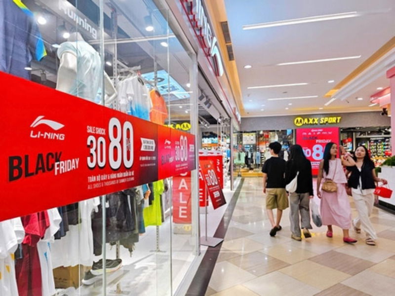 Banner giảm giá nổi bật trong trung tâm thương mại