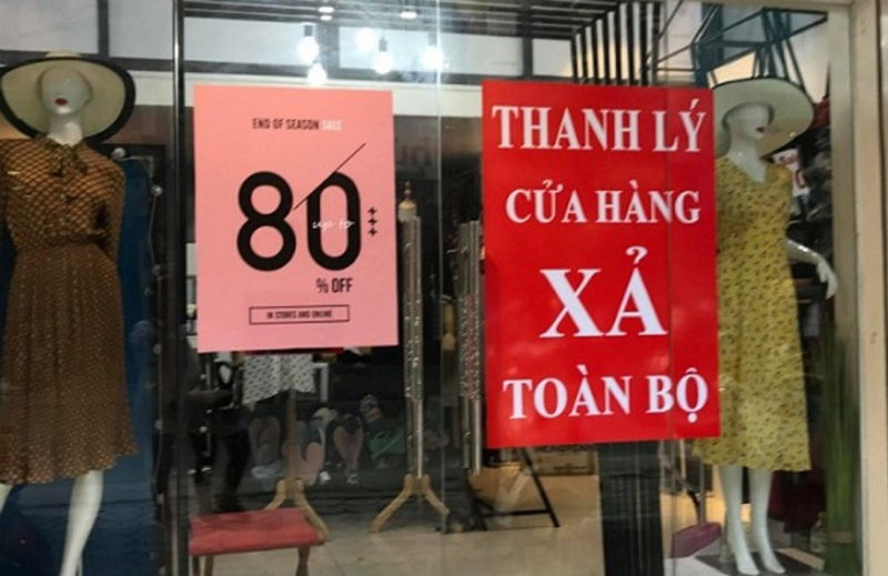 Ảnh cửa hàng treo bảng thanh lý toàn bộ