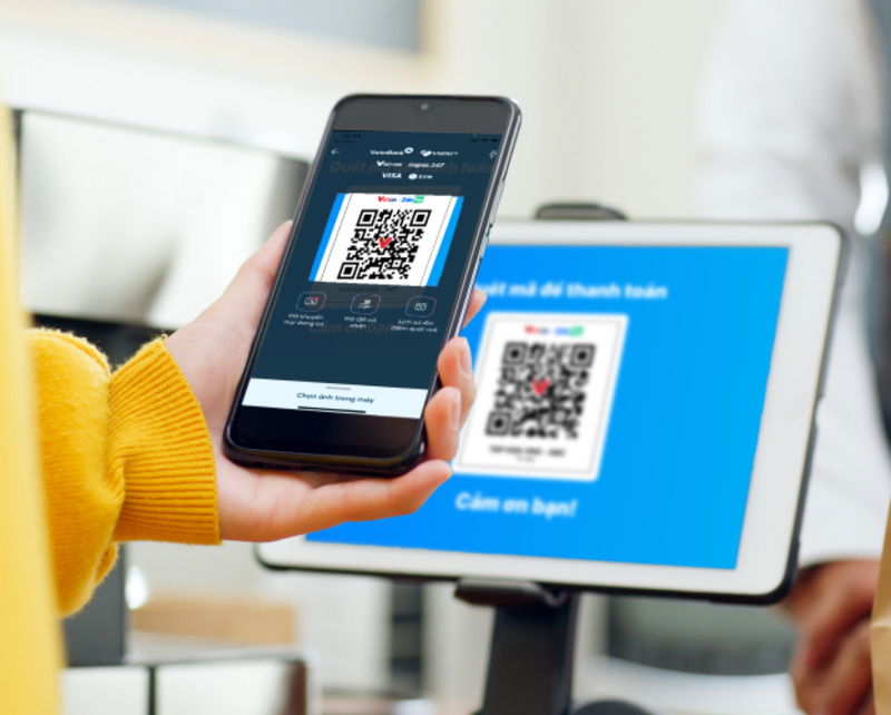 Thanh toán bằng thẻ và mã QR tại quầy