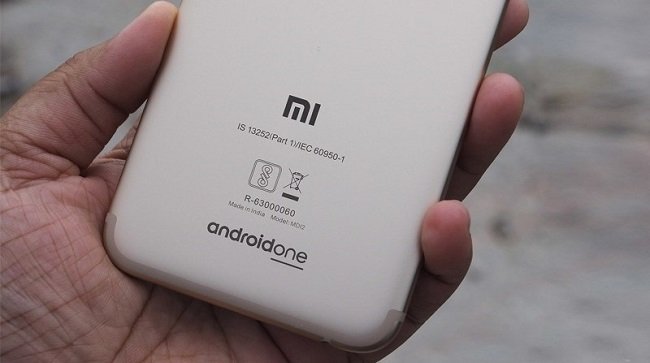 Mặt lưng Xiaomi Mi A1 nổi bật với dòng chữ androidone