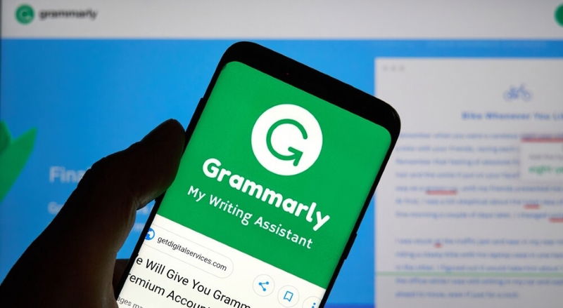 Giao diện chính của Grammarly AI với tính năng sửa lỗi đang hoạt động