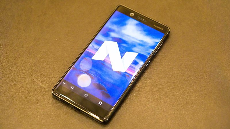 Phiên bản Nokia 7 màu đen bóng.
