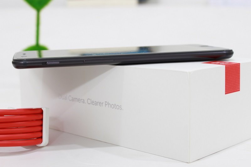 Đập hộp OnePlus 5: Cạnh trái