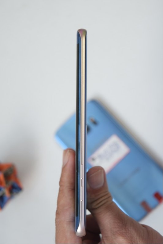 Hình ảnh Samsung Galaxy S7 Edge: Cạnh trái