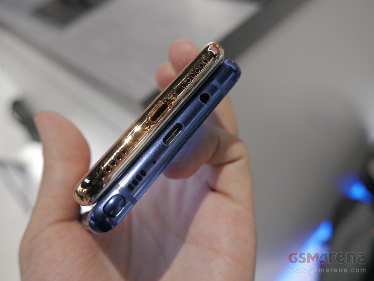 Samsung Galaxy Note 8 vs iPhone 8: Cạnh dưới