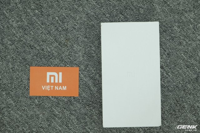 Hộp của Mi 5s có thiết kế đơn giản, toàn một màu trắng và chỉ có logo Mi ở mặt trước