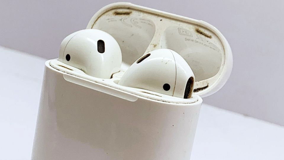 Airpods bám bụi