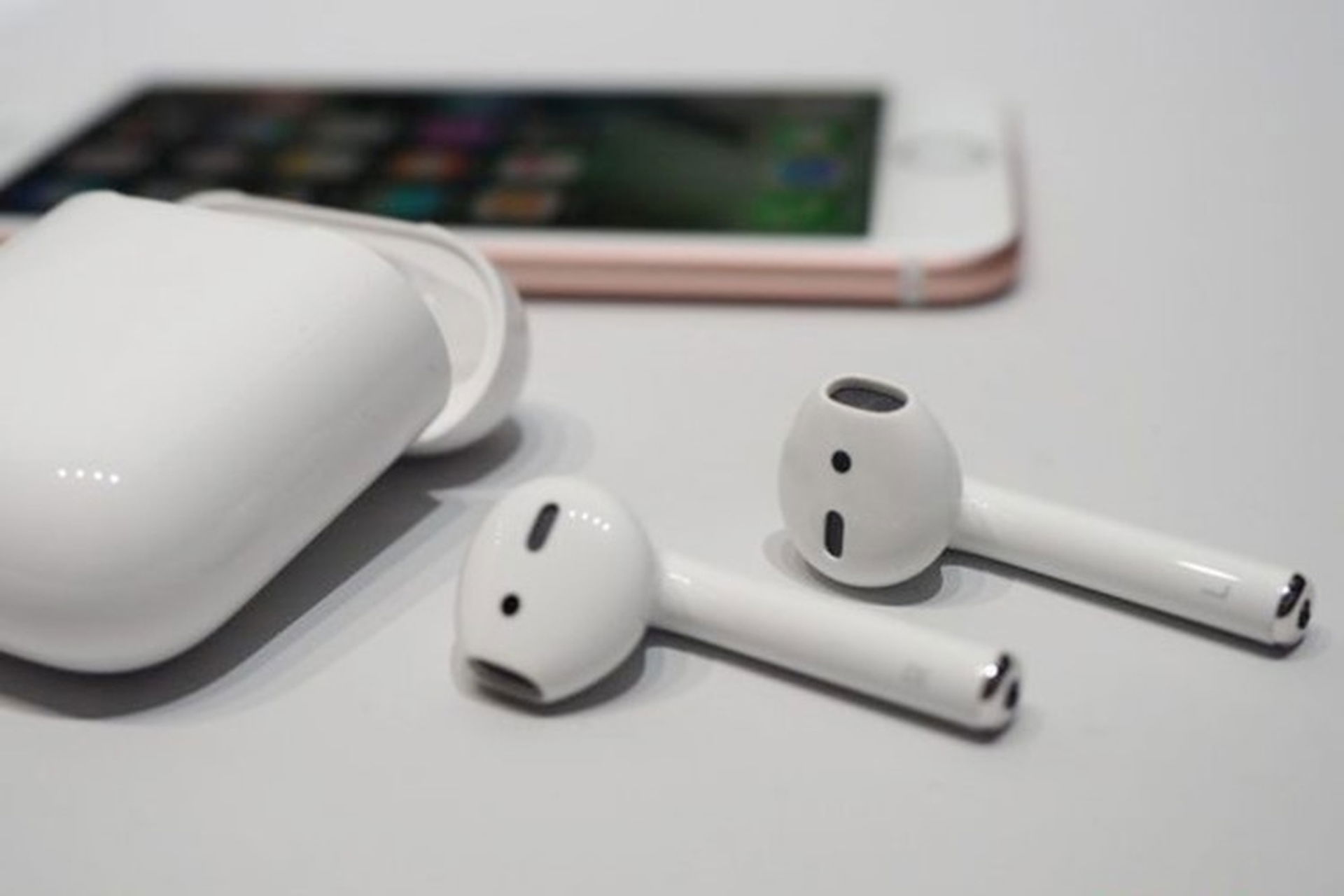 AirPods sạc không vào pin, tụt pin nhanh – nguyên nhân & cách khắc phục