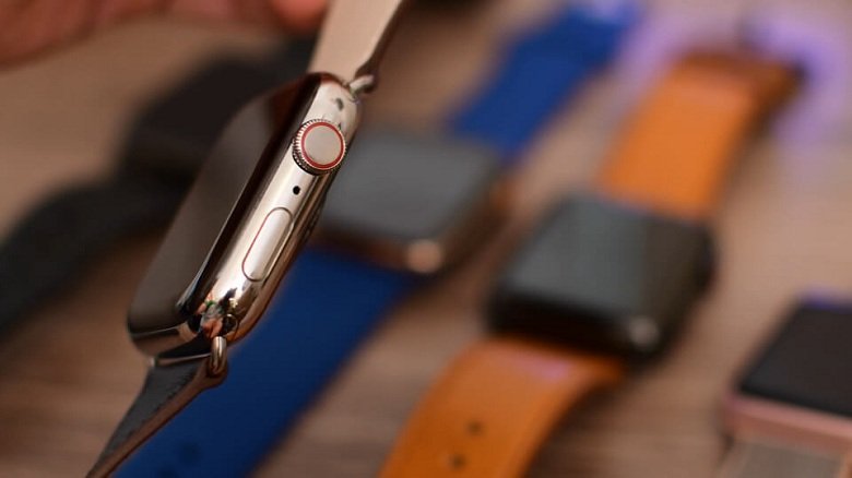 cạnh phải của Apple Watch Series 4 (40 mm) bản thép
