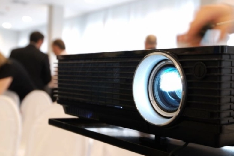 Có thể dùng máy chiếu mini để thay thế TV 18