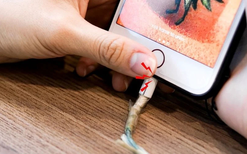 Sử dụng thiết bị sạc chính hãng 12